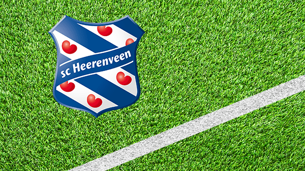 Logo voetbalclub Heerenveen - SC Heerenveen - Sportclub Heerenveen - in kleur op grasveld met witte lijn - 600 * 337 pixels
